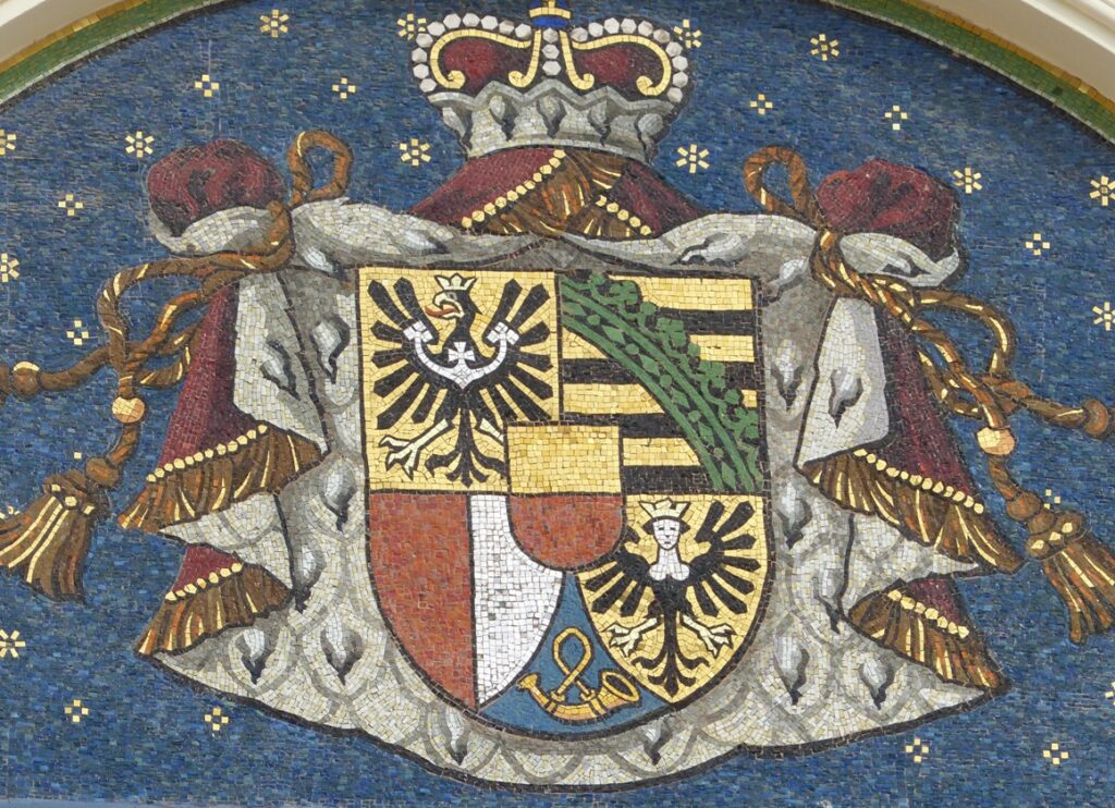 Liechtensteins Wappen am Regierungsgebäude.
